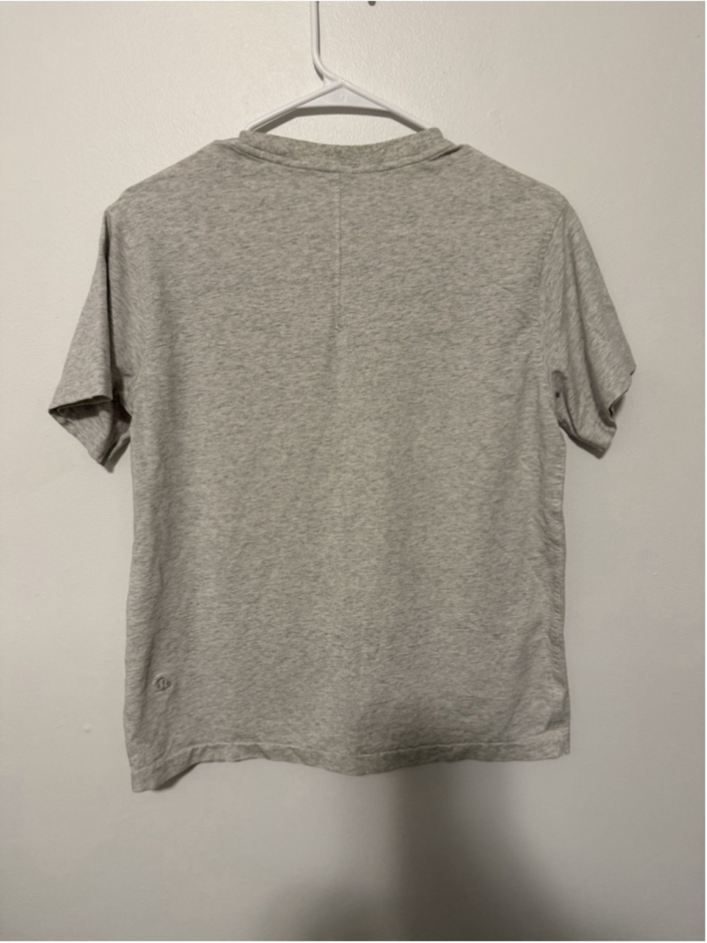 Lululemon Women’s Heather Gray Short Sleeve Crew Neck Tee Shirt Size 6 cotton - Picture 3 of 4